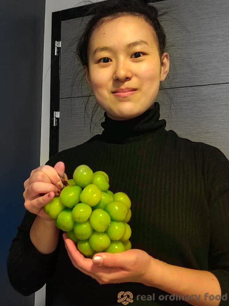 jellie holding shine muscat grapes